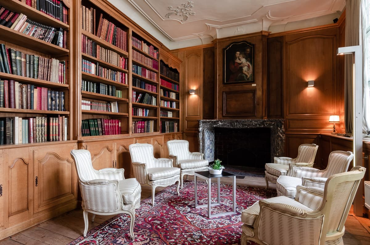 bibliothèque classique avec cheminée en marbre