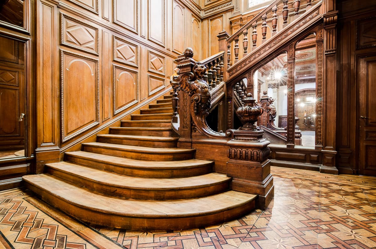 escalier en bois sculpté d'un hall d'entrée classique