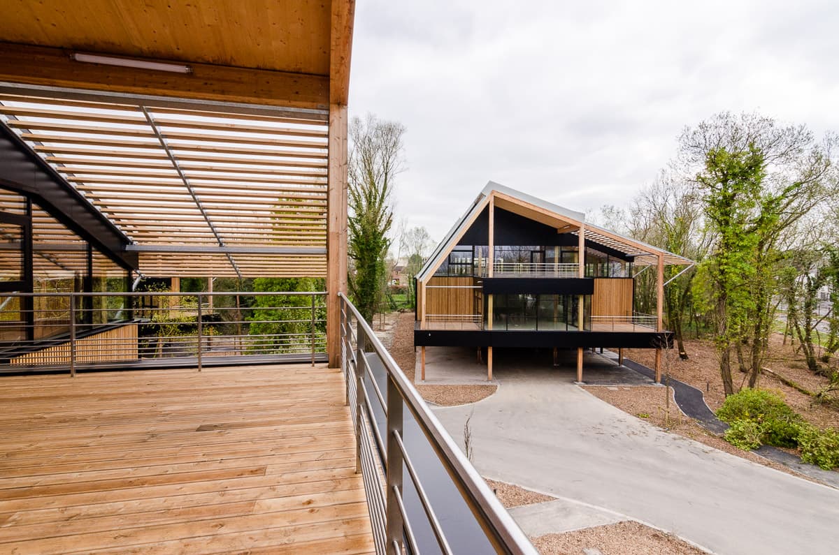 extérieur d'une maison contemporaine en bois et zinc
